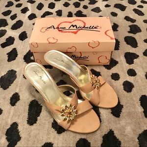 🆕 NWOT 🆕 Size 9 Beige/Tan Heels